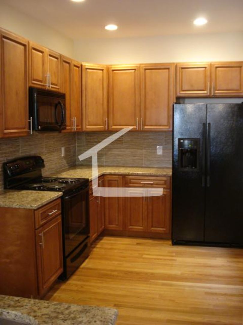 Brookline Townhome: 184 Saint Paul St