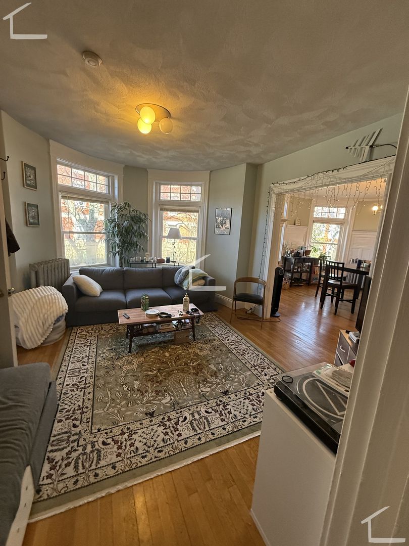 Brookline Condo: 1887 Beacon Street