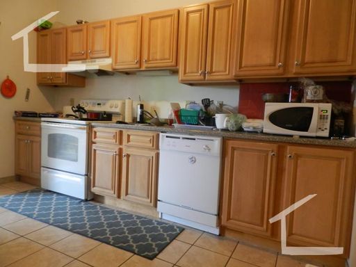 No Brokers Fee, Heat, Hot Water Included, Eat-in Kitchen Porch, Big Bedrooms, Parking for Rent – photo 1