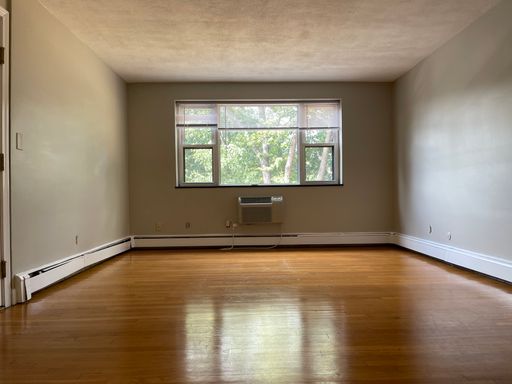 FREE MONTH & NO FEE Spacious Top Floor Parking and utilities inc, Right in front of the train.. EASY CHOICE