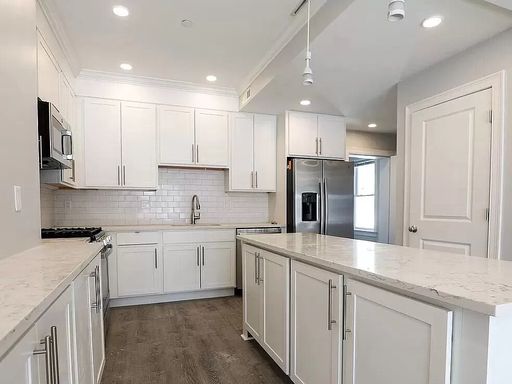 NO FEE!!! RECENTLY RENOVATED BRIGHTON 2 BED/2 BATH WITH PARKING INCLUDED – photo 1