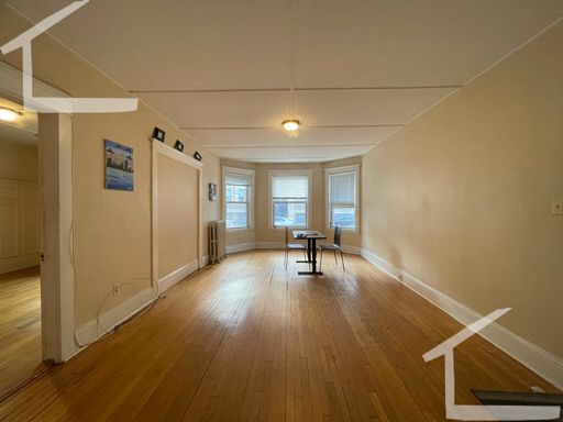 No Brokers Fee, 7 Rooms Apartment, Convenient Allston Location Heat, Hot Water Included, Eat-in Kitchen, Large Unit, Recently Renovated – photo 1