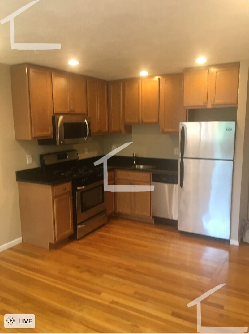 Boston House: 352 Market St
