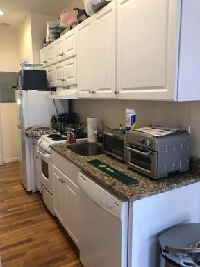 No Brokers Fee, Heat, Hot Water Included, 2 Full Bathrooms, Laundry is on a Site – photo 1