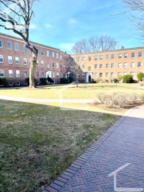 Nice 2 bed in Brookline – photo 1
