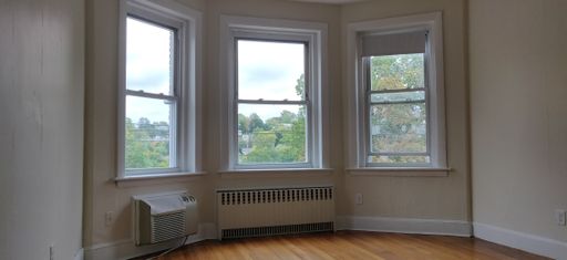 No Brokers Fee, No Security Deposit, Hat Hot Water Included, Elevator, Laundry on a Site, Parking for Rent – photo 1
