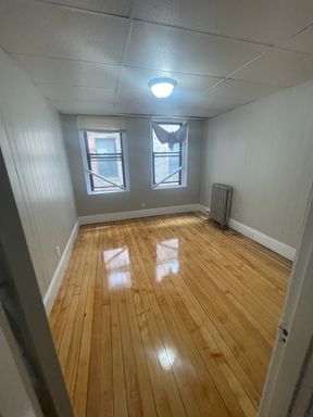 FREE MONTH Super sunny 3 BED Split Great Layout with Bay windows, HW-HT Inc, Now or Feb – photo 1