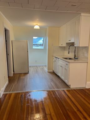 No Brokers Fee, Heat and Hot Water Included, Top Floor Unit, Steps from the T Stop, Eat-in Kitchen, Laundry on a Site – photo 1
