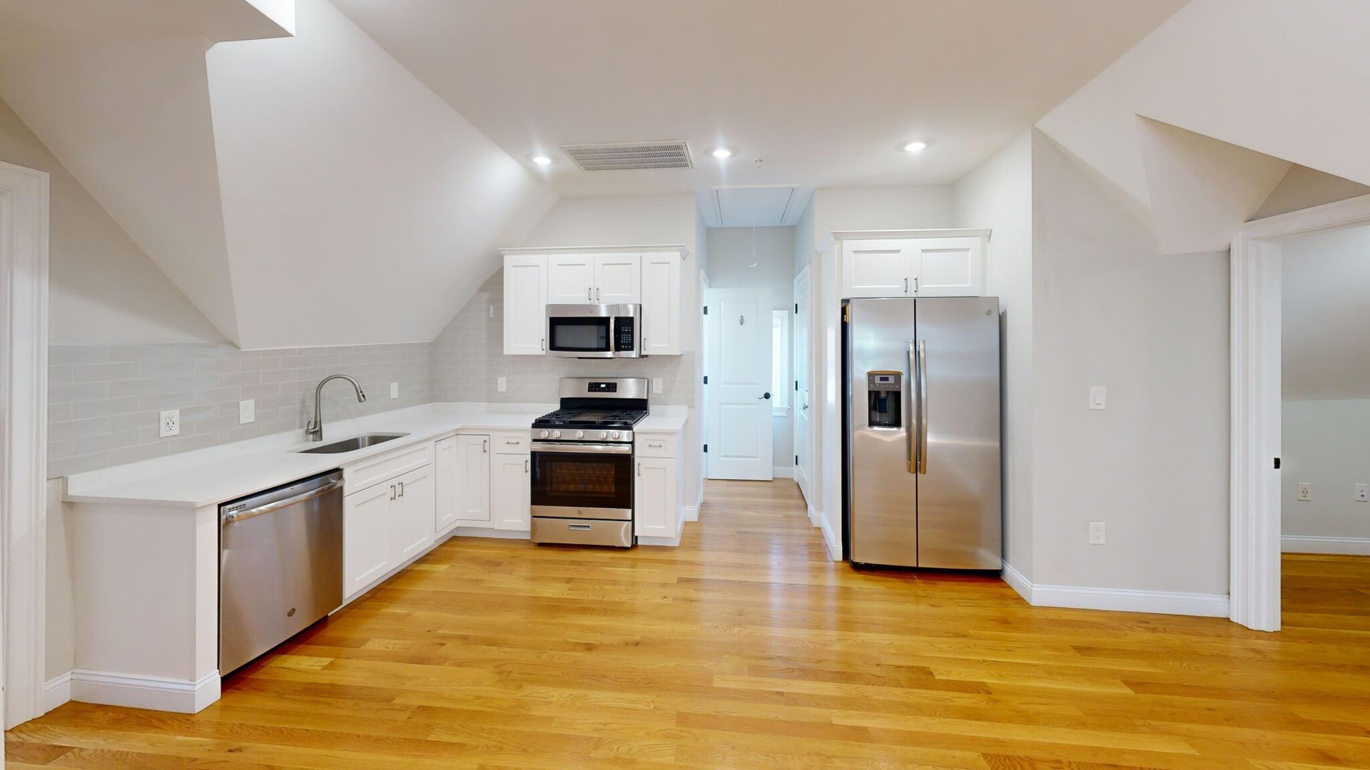 Boston Townhome: 66 Gordon St