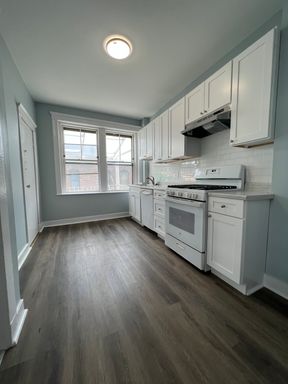 NO FEE!! LOWER ALLSTON 3 BED WITH W/D IN UNIT! DISHWASHER! WATER INCLUDED – photo 1
