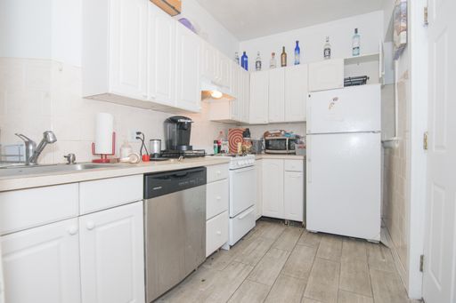 4 BED RIGHT ACROSS FROM B.U. AVAILABLE 9/1 – photo 1
