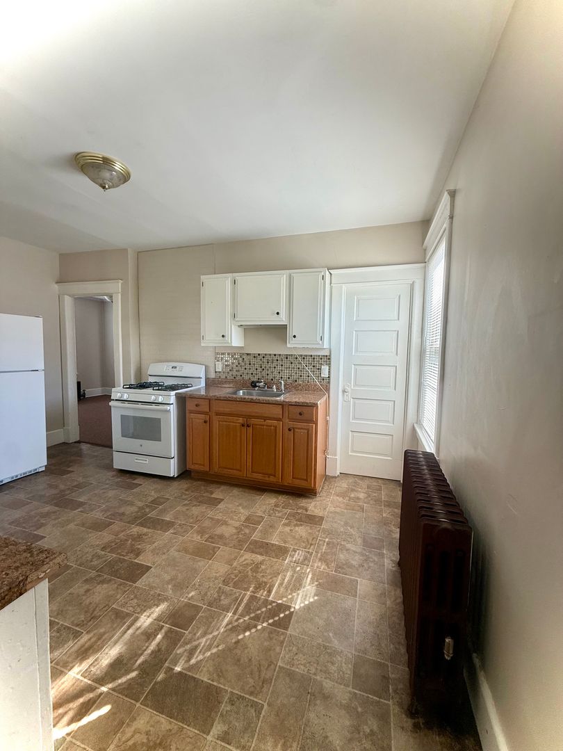 Amsterdam Apartment: 353 Division St