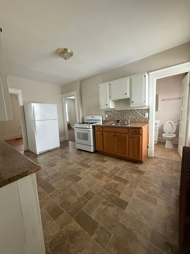 Amsterdam Apartment: 353 Division St