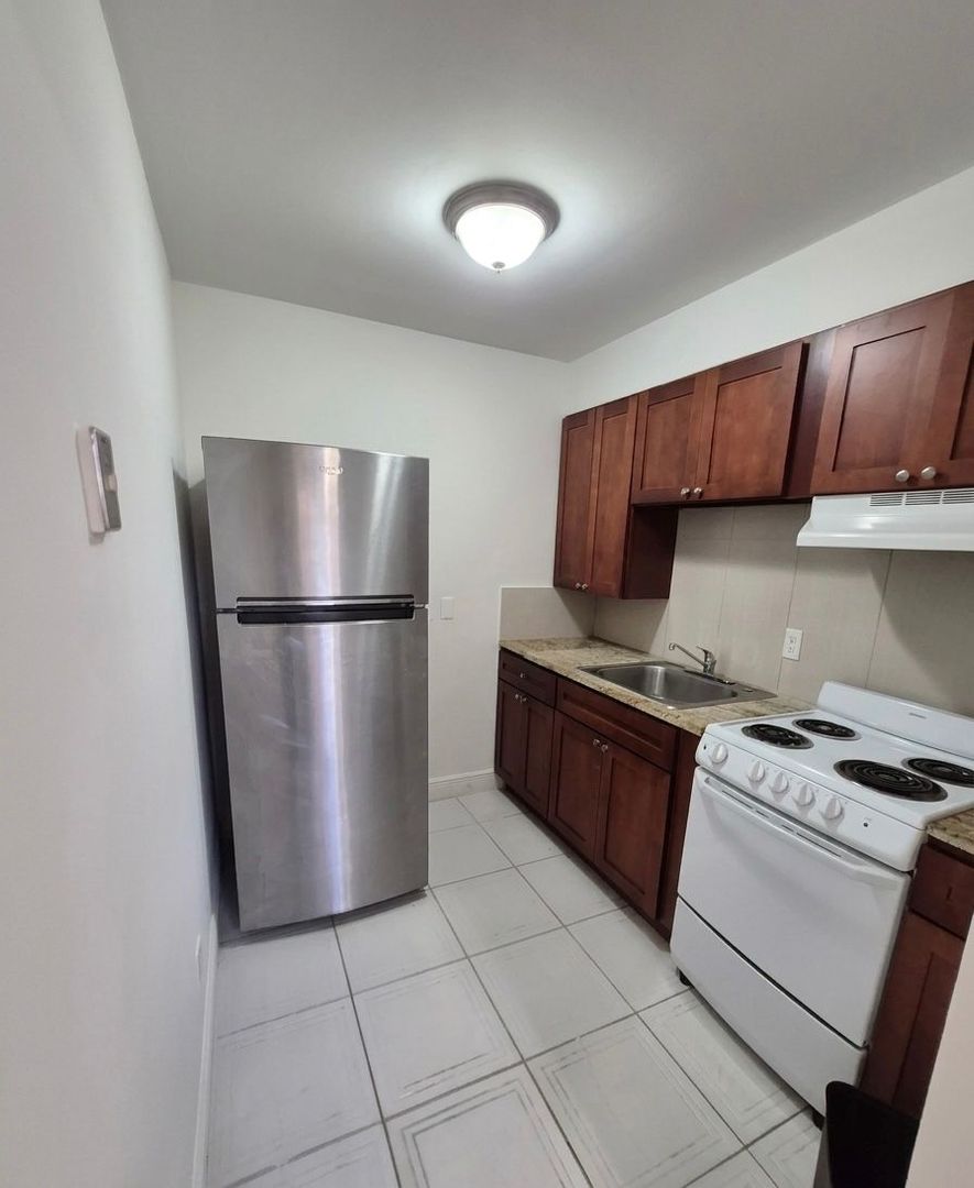 Miami Apartment: 979 NW 4th St