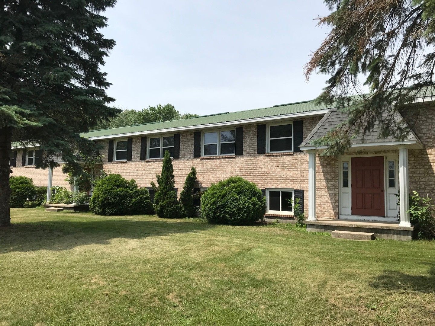 Marinette Apartment: 1200 University Drive