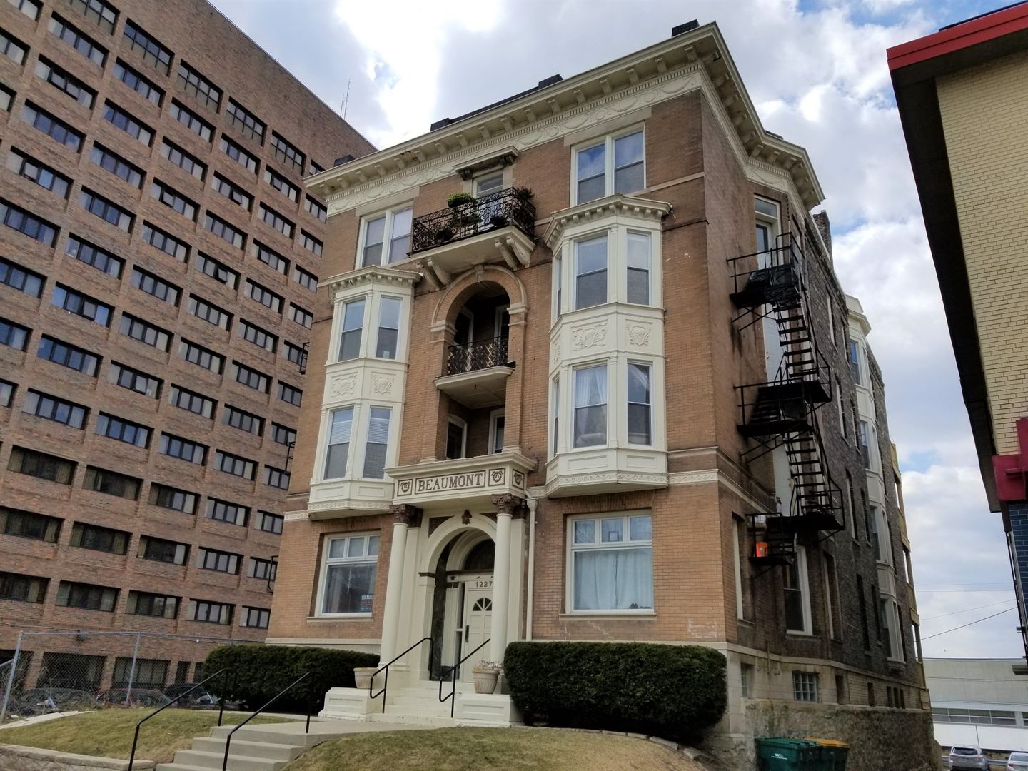 Milwaukee Apartment: 1227 N Milwaukee St