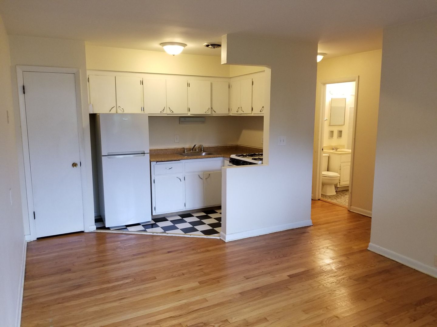 Milwaukee Apartment: 1579 N Farwell Ave