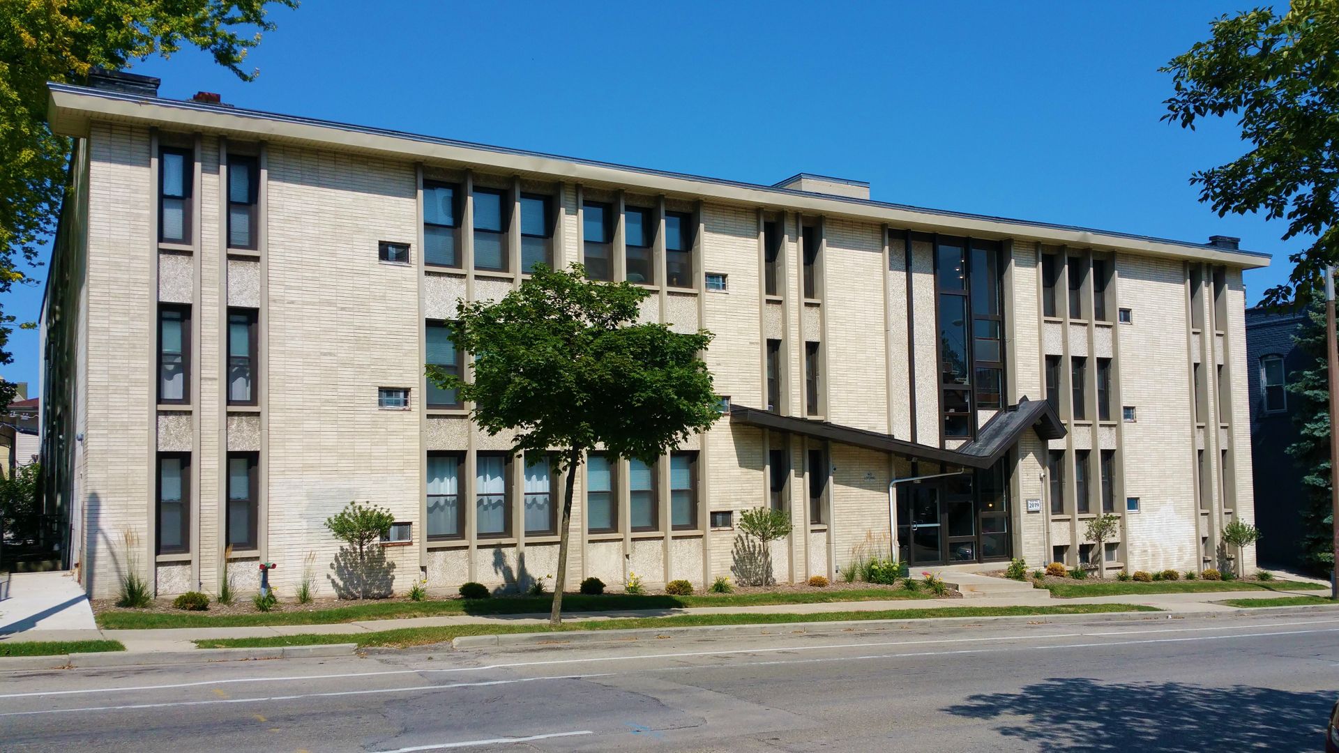 Milwaukee Apartment: 2019 N Farwell Ave