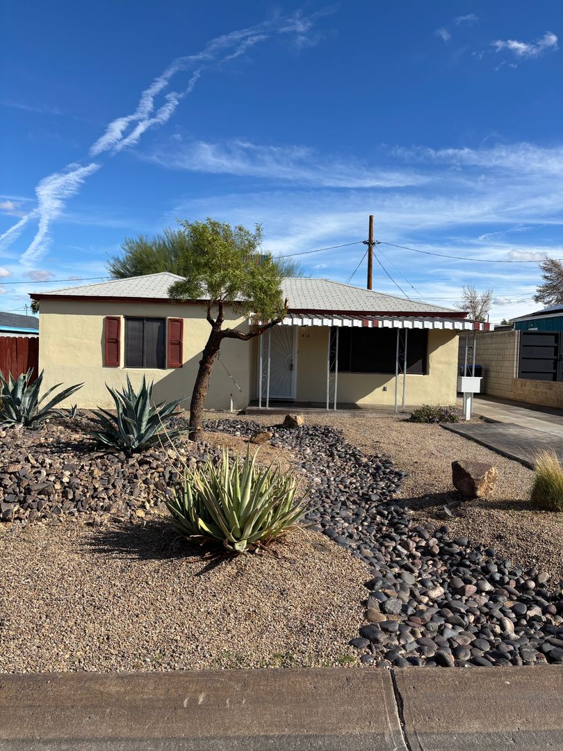 Henderson House: 414 Rutile - 1