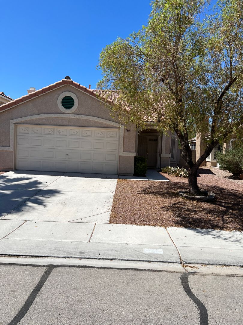 N Las Vegas House: 1807 Desert Sage