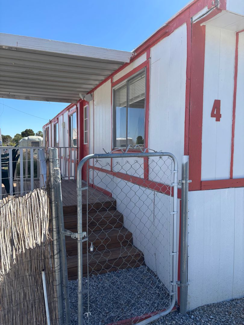 Pahrump House: 881 1st St. #4