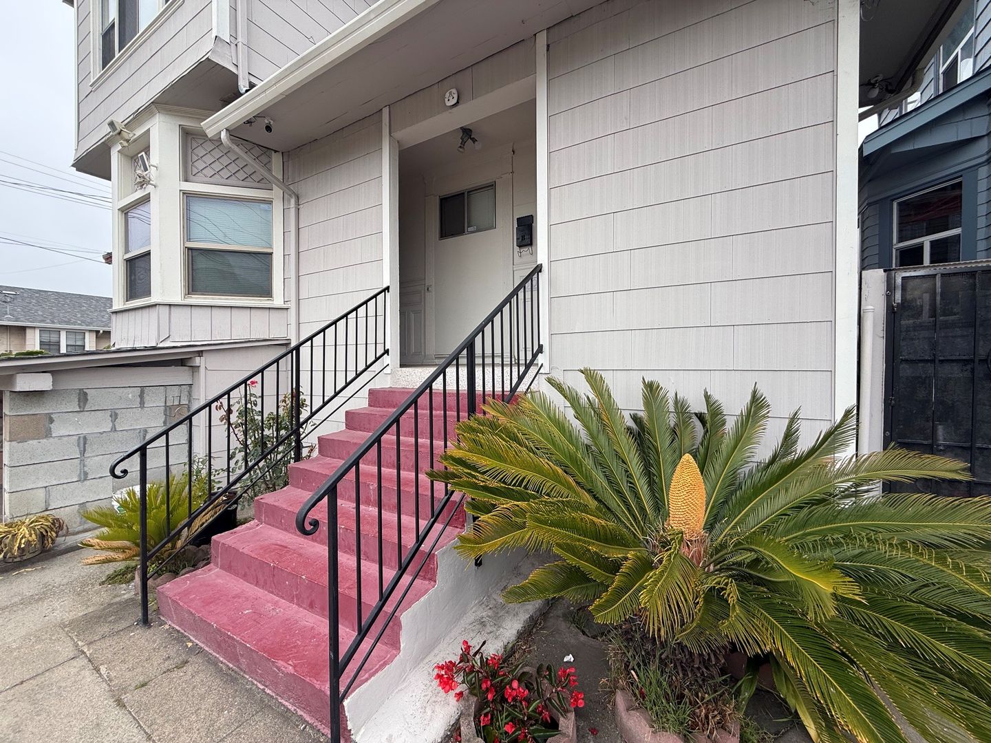 Oakland Apartment: 3034 Capp St