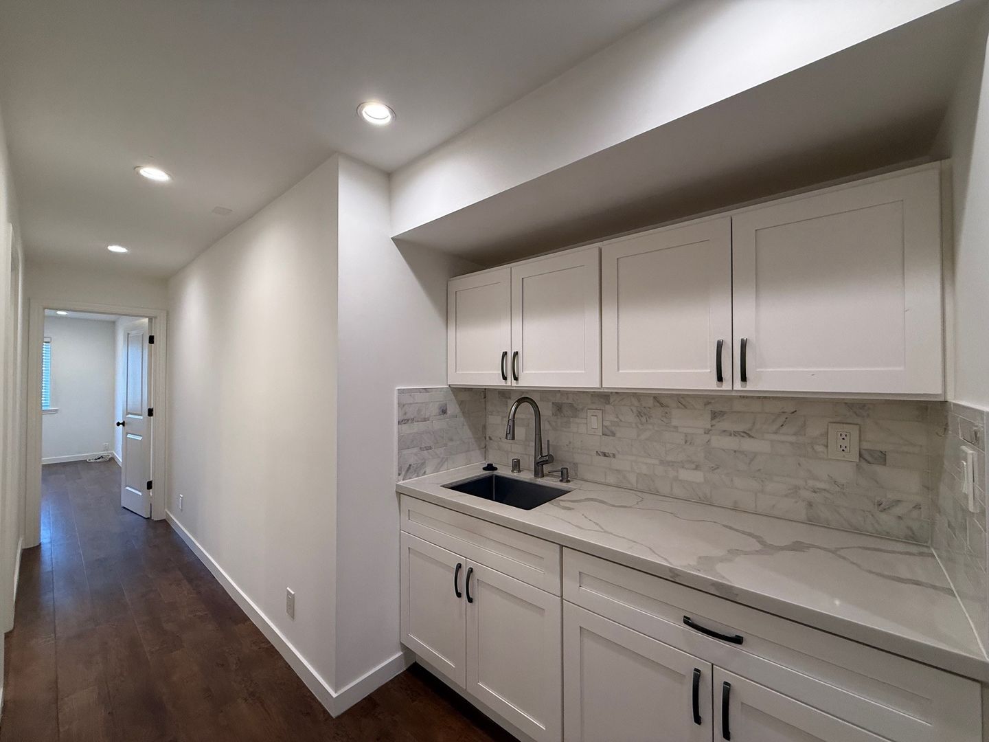 1052 Jamestown Avenue - Rm 1 - Main Image