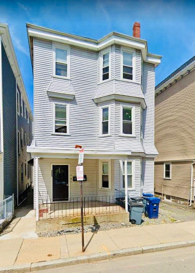 Boston Apartment: 121 Hillside Street