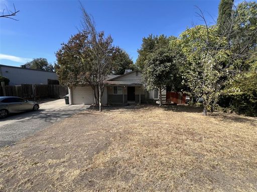 Cute Three Bedroom on Large lot! – photo 1