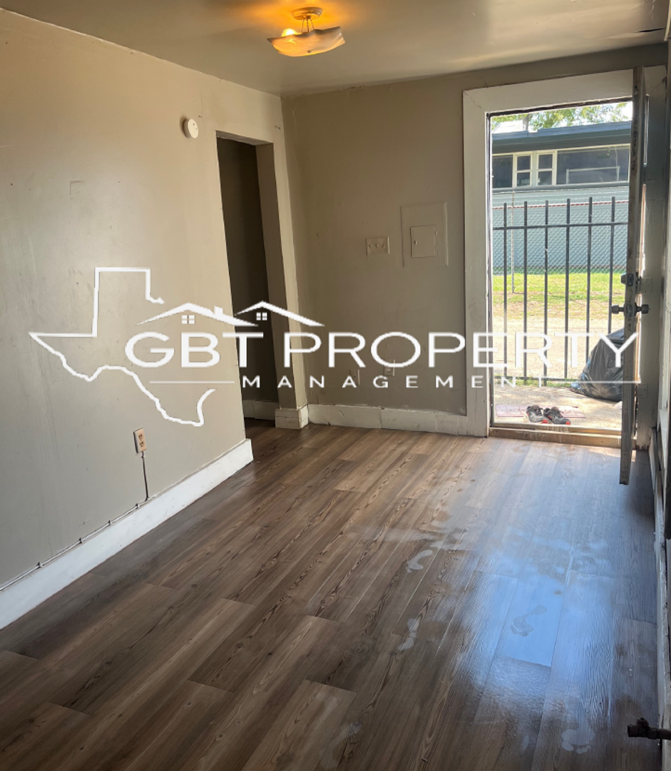 Longview Apartment: 906 E Cotton St.