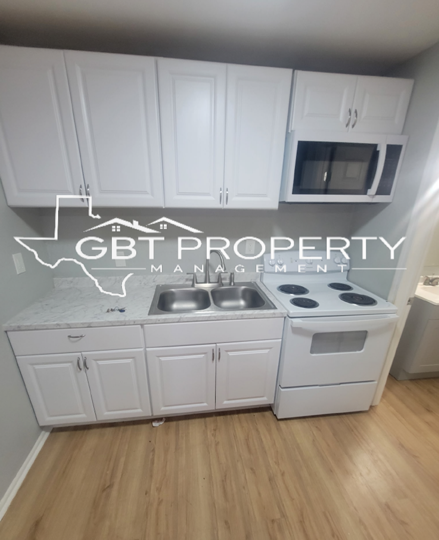 Levelland Apartment: 808 Ave H