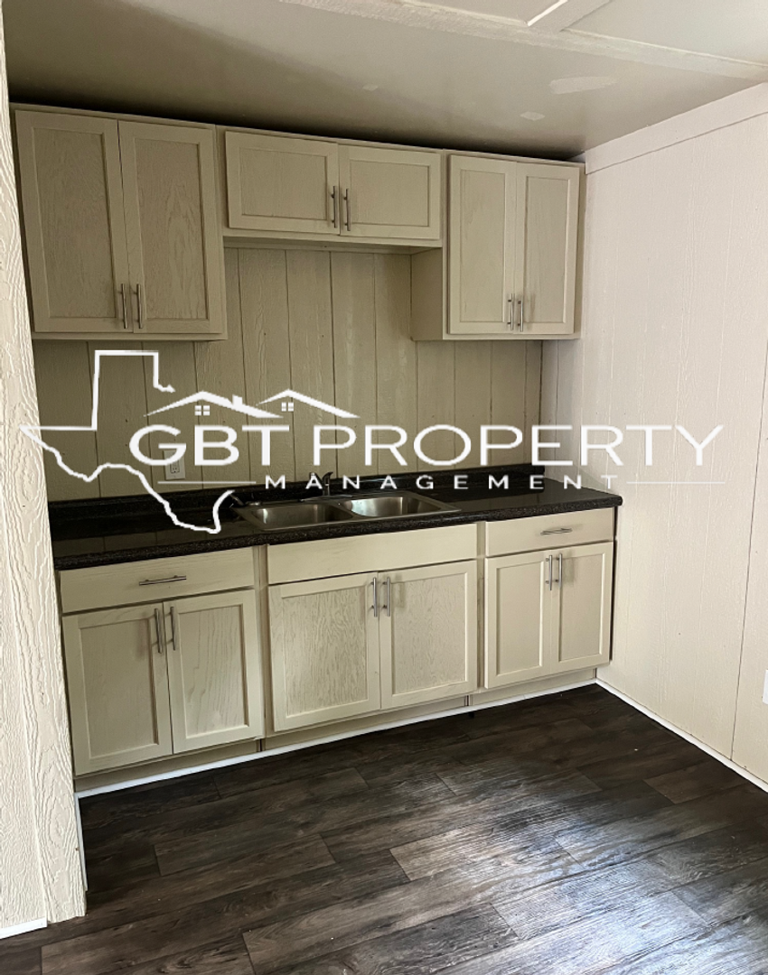 Longview Apartment: 428 S. Fredonia St.