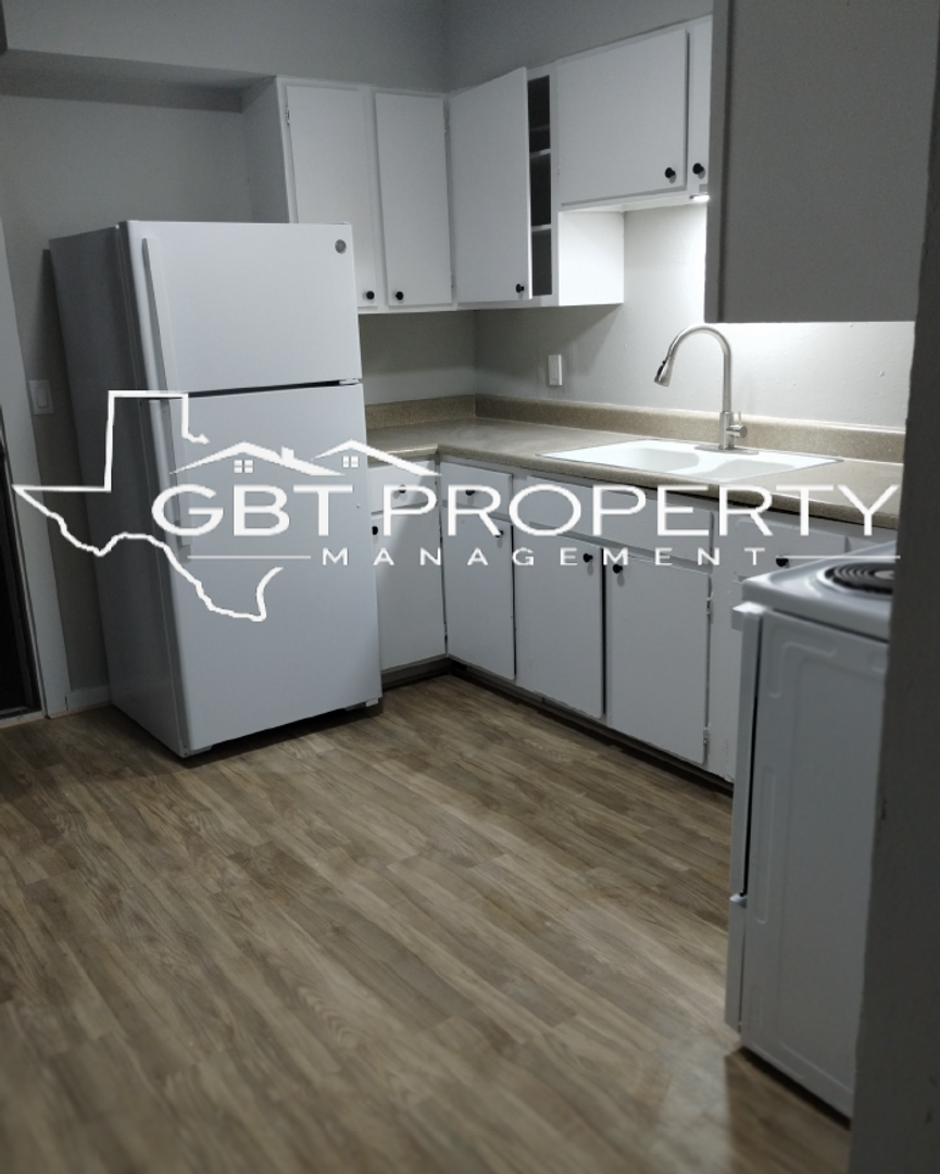 Shamrock Apartment: 1100 S Main St