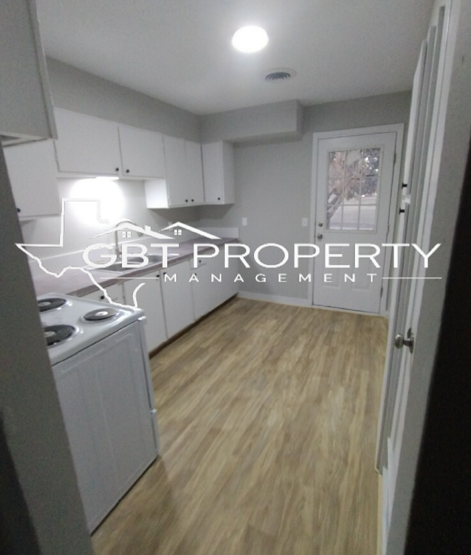 Shamrock Apartment: 1100 S Main St