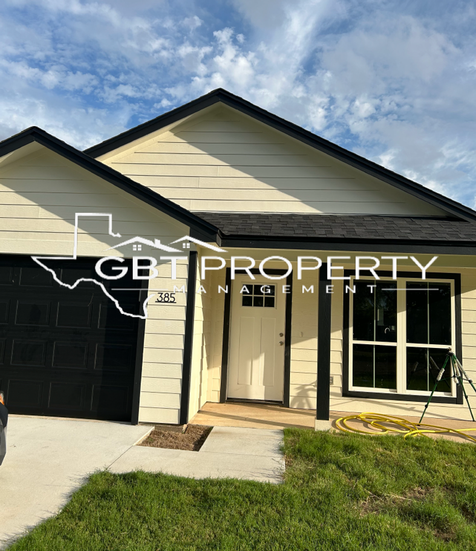 Mart House: 385 E Burleson St