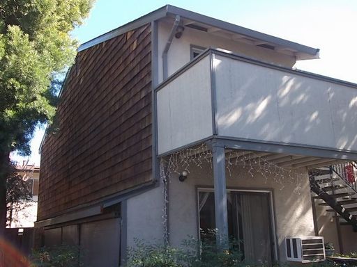 Commuters dream location 2 bedroom & 1 bath (upstairs unit) – photo 1