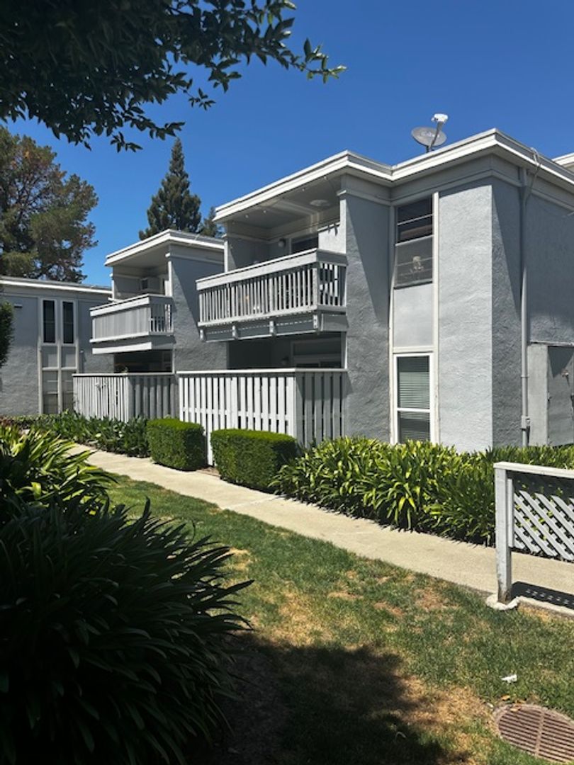 Concord Condo: 945 Bancroft Rd #219