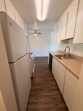 1 bedroom 1 bath unit, great commute location – photo 1