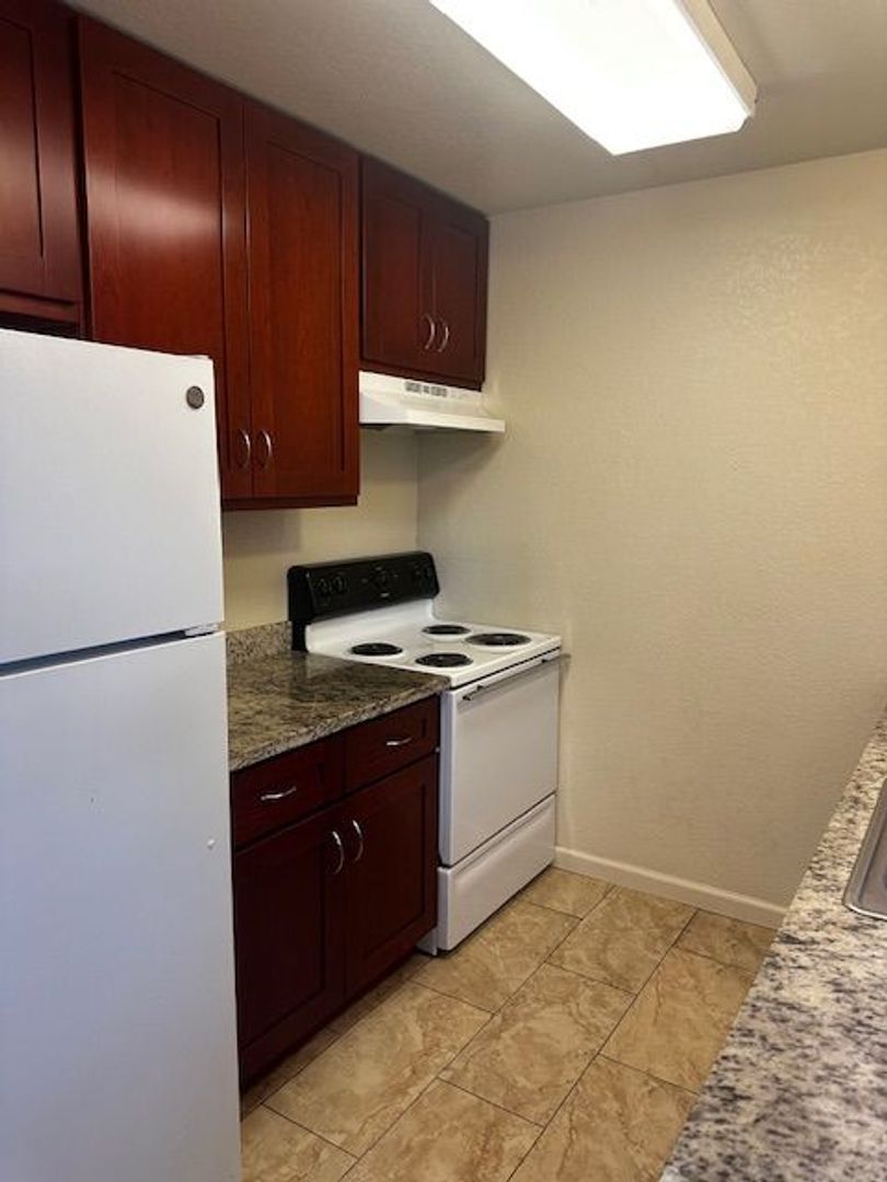 Hayward Apartment: 423 Bartlett Ave