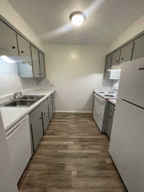 1st Floor - Upgraded 2bed/1bath Apt Home! – photo 1