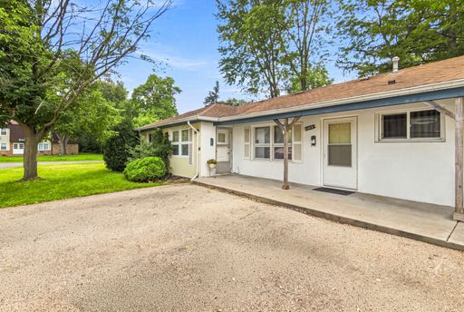 *** 1BR, 1BA / CENTRAL AIR / HARDWOOD FLOORS / KITCHEN APPL INCL / PARKING INCL / EASY COMMUTE ***