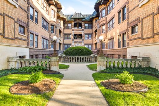 *** 2BR - 1BA / HARDWOOD FLOORS / LARGE CLOSETS / PET FRIENDLY / COMMUTER FRIENDLY *** – photo 1