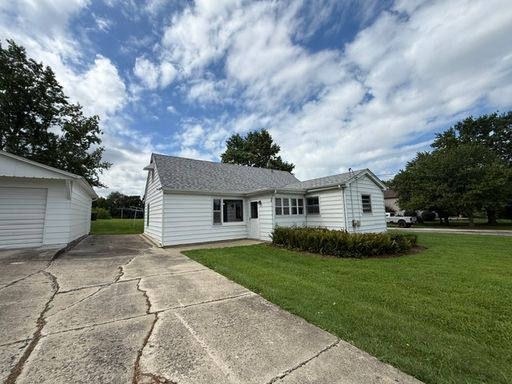 *** 3 Bedroom Home on Nearly 3 Acres in Batavia School District ***