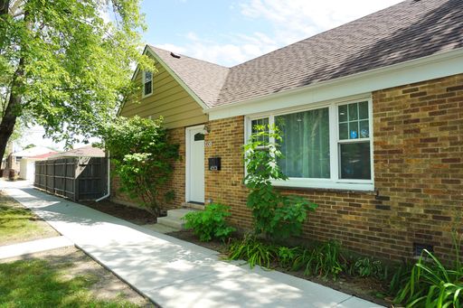 *** AVAILABLE 9-4-26! / 4BR-3BA / HARDWOOD FLOORS / CENTRAL AIR / SS APPLIANCES + QUARTZ COUNTERTOPS / GARAGE / FENCED YARD / LARGE CLOSETS *** – photo 1