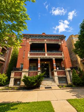 *** 4BR, 2BA / WOOD FLOORING / SS APPLIANCES / ON-SITE LAUNDRY / PET FRIENDLY *** – photo 1