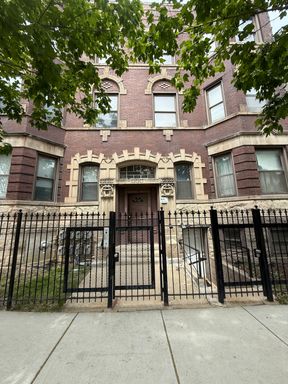 *** 2BR, 1.5BA / PARKING INCL / COMMUTER FRIENDLY / NEAR RESTAURANTS & SHOPPING *** – photo 1