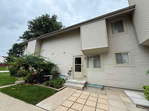 *** AVAIL 9/01 / 2 BDRM - 1.5 BTH / FINISHED BSMT / GARAGE & EXTERIOR PARKING / IN UNIT LAUNDRY *** – photo 1