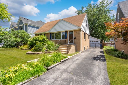 *** 4BR - 3BA / RECENTLY UPDATED / CENTRAL AC / LARGE YARD / FINISHED BASEMENT / FENCED YARD *** – photo 1