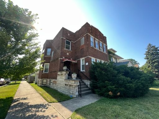 ***Forest Park / 2 Bdrm / Tenant Pays Electric Only / One Parking Space / Coin Laundry In Building*** – photo 1