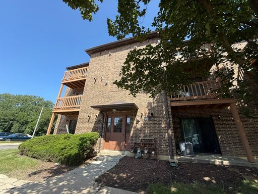 *** 2BR-1BA / HARDWOOD FLOORS / CENTRAL AIR / SS APPLIANCES / IN-UNIT LAUNDRY / PARKING INCL / PET FRIENDLY ***